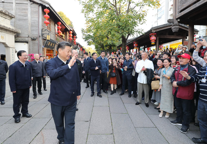 3月22日至25日，中共中央总书记、国家主席、中央军委主席习近平在福建考察。这是24日下午，习近平在福州三坊七巷历史文化街区考察时，向游客和市民招手致意。新华社记者 鞠鹏 摄
