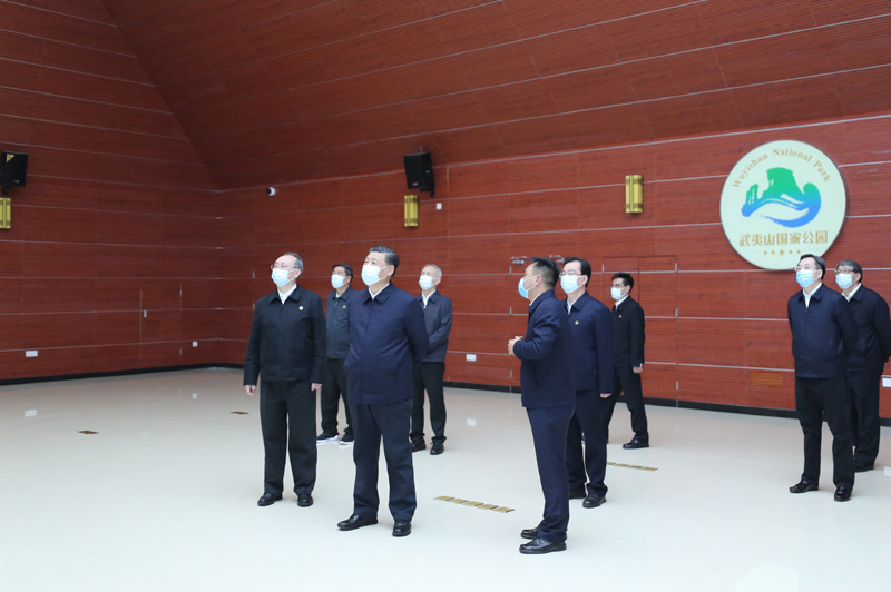 3月22日至25日，中共中央总书记、国家主席、中央军委主席习近平在福建考察。这是22日下午，习近平在南平武夷山国家公园智慧管理中心，察看智慧管理平台运行情况。新华社记者 鞠鹏 摄