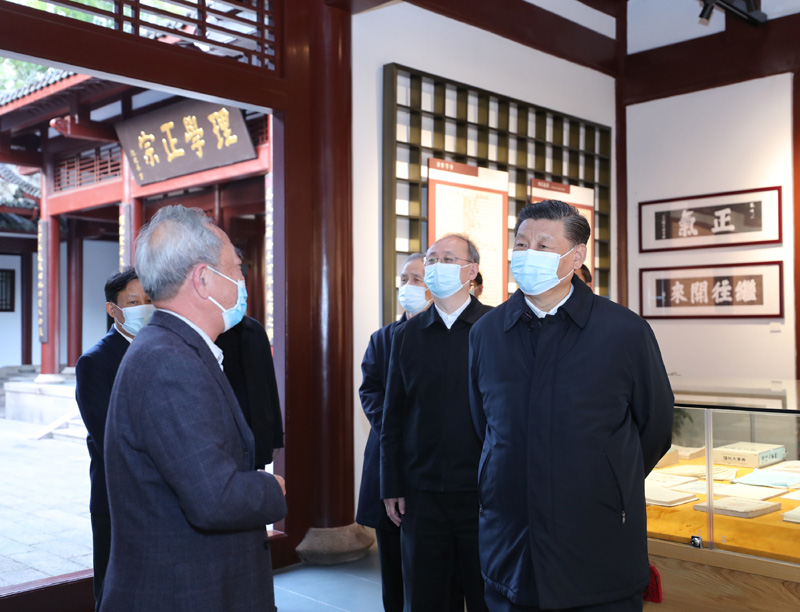 3月22日至25日，中共中央总书记、国家主席、中央军委主席习近平在福建考察。这是22日下午，习近平在南平武夷山朱熹园，了解朱熹生平及理学研究等情况。新华社记者 鞠鹏 摄