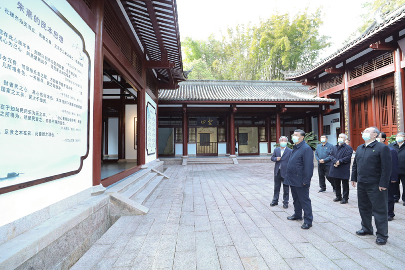 3月22日至25日，中共中央总书记、国家主席、中央军委主席习近平在福建考察。这是22日下午，习近平在南平武夷山朱熹园，了解朱熹生平及理学研究等情况。新华社记者 鞠鹏 摄