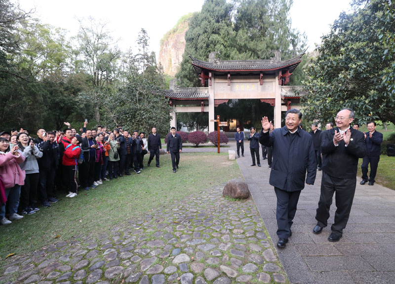 3月22日至25日，中共中央总书记、国家主席、中央军委主席习近平在福建考察。这是22日下午，习近平在南平武夷山朱熹园考察时，向游客招手致意。新华社记者 王晔 摄