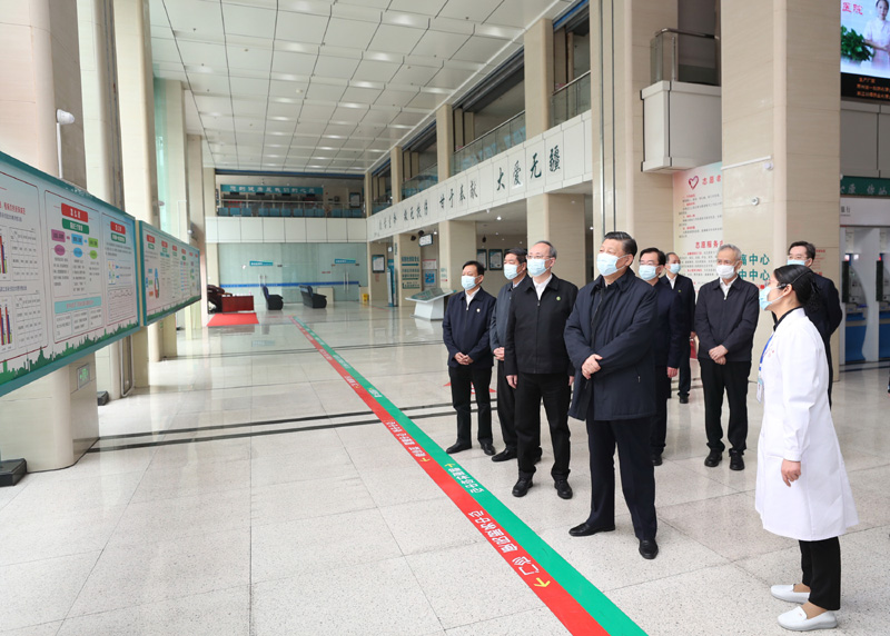 3月22日至25日，中共中央总书记、国家主席、中央军委主席习近平在福建考察。这是23日上午，习近平在三明沙县总医院住院楼一层大厅，听取医改情况介绍。新华社记者 王晔 摄