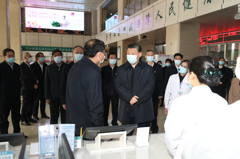 3月22日至25日，中共中央总书记、国家主席、中央军委主席习近平在福建考察。这是23日上午，习近平在三明沙县总医院住院楼一层大厅，听取医改情况介绍。新华社记者 王晔 摄