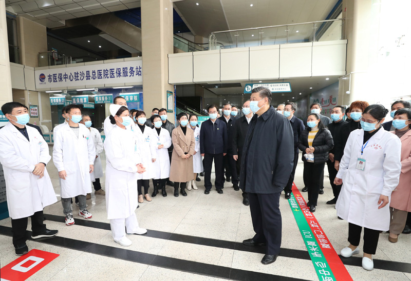3月22日至25日，中共中央总书记、国家主席、中央军委主席习近平在福建考察。这是23日上午，习近平在三明沙县总医院住院楼一层大厅，听取医改情况介绍。新华社记者 王晔 摄