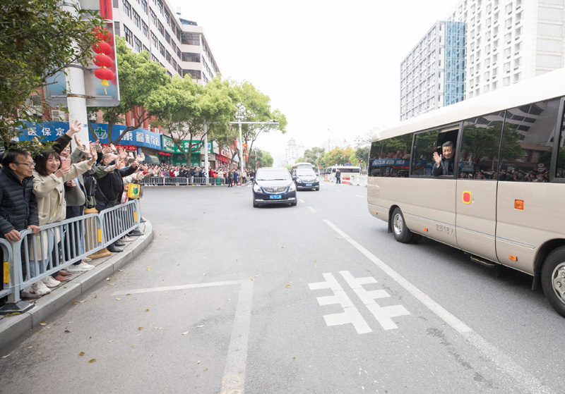 3月22日至25日，中共中央总书记、国家主席、中央军委主席习近平在福建考察。这是23日上午，习近平在三明沙县考察时向群众挥手致意。新华社记者 王晔 摄