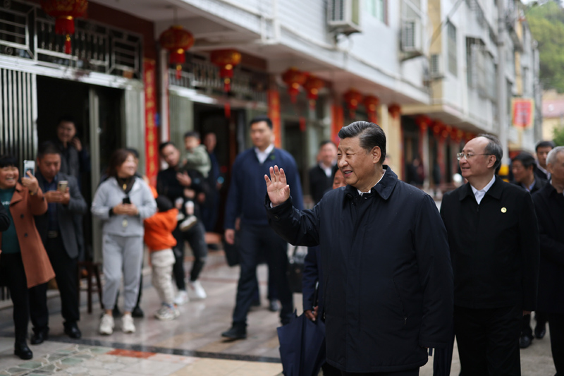 3月22日至25日，中共中央总书记、国家主席、中央军委主席习近平在福建考察。这是23日下午，习近平在三明沙县夏茂镇俞邦村考察时，向村民挥手致意。新华社记者 王晔 摄
