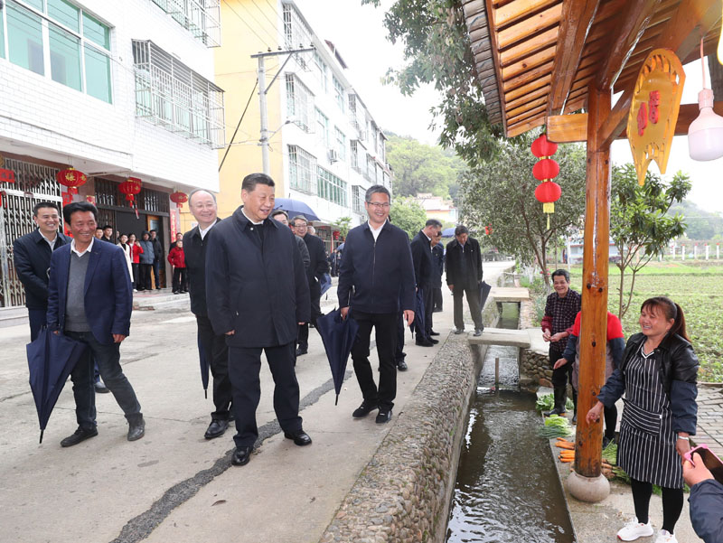 3月22日至25日，中共中央总书记、国家主席、中央军委主席习近平在福建考察。这是23日下午，习近平在三明沙县夏茂镇俞邦村考察时，同村民亲切交流。新华社记者 王晔 摄