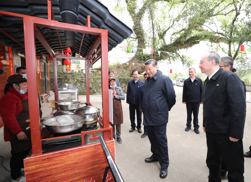 3月22日至25日，中共中央总书记、国家主席、中央军委主席习近平在福建考察。这是23日下午，习近平在三明沙县夏茂镇俞邦村考察时，在小吃摊边同乡亲们亲切交谈。新华社记者 王晔 摄