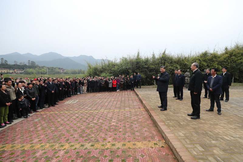 3月22日至25日，中共中央总书记、国家主席、中央军委主席习近平在福建考察。这是23日下午，习近平在三明沙县夏茂镇俞邦村考察时，同乡亲们亲切交流。新华社记者 王晔 摄