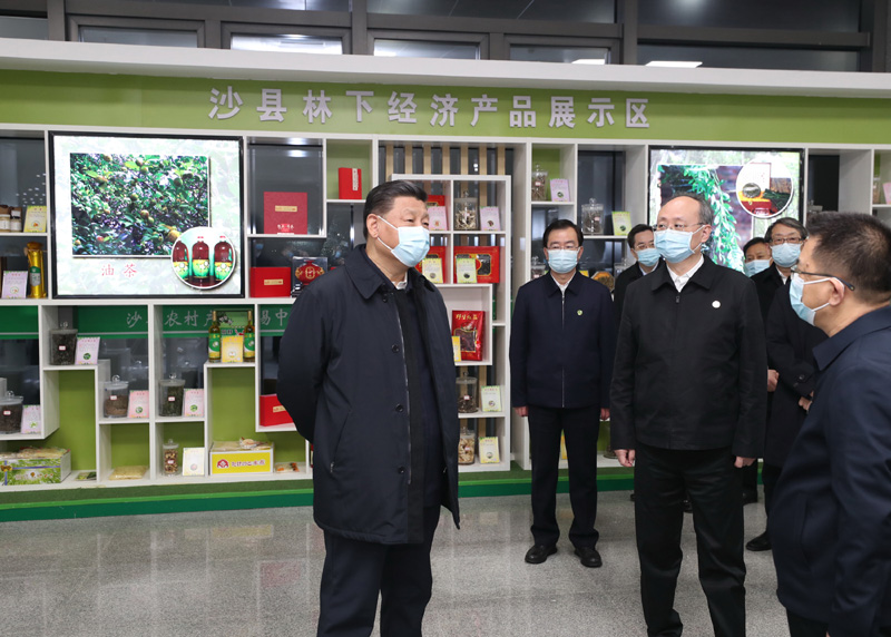 3月22日至25日，中共中央总书记、国家主席、中央军委主席习近平在福建考察。这是23日下午，习近平在三明沙县农村产权交易中心考察。新华社记者 王晔 摄
