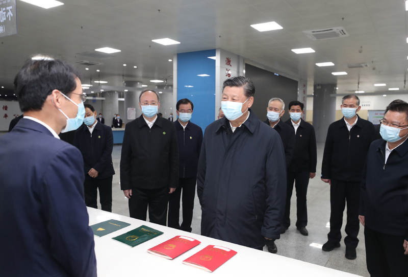 3月22日至25日，中共中央总书记、国家主席、中央军委主席习近平在福建考察。这是23日下午，习近平在三明沙县农村产权交易中心考察。新华社记者 王晔 摄