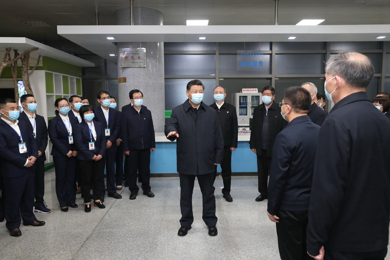 3月22日至25日，中共中央总书记、国家主席、中央军委主席习近平在福建考察。这是23日下午，习近平在三明沙县农村产权交易中心考察时，同工作人员、办事群众等亲切交流。新华社记者 王晔 摄