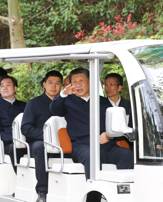 3月22日至25日，中共中央总书记、国家主席、中央军委主席习近平在福建考察。这是24日下午，习近平在福州福山郊野公园乘坐电瓶车实地了解郊野福道风貌。新华社记者 鞠鹏 摄
