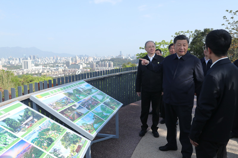 3月22日至25日，中共中央总书记、国家主席、中央军委主席习近平在福建考察。这是24日下午，习近平在福州福山郊野公园观景平台，听取城市生态公园规划建设、城市水系综合治理情况汇报。新华社记者 鞠鹏 摄