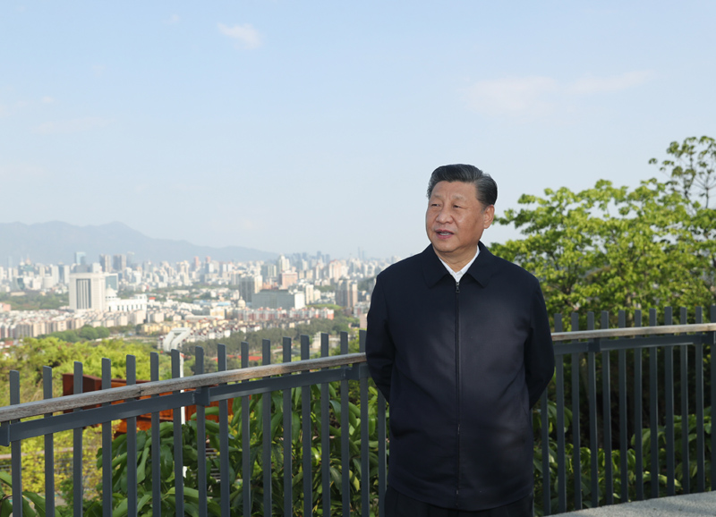 3月22日至25日，中共中央总书记、国家主席、中央军委主席习近平在福建考察。这是24日下午，习近平在福州福山郊野公园观景平台，听取城市生态公园规划建设、城市水系综合治理情况汇报。新华社记者 鞠鹏 摄