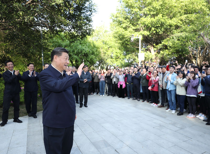 3月22日至25日，中共中央总书记、国家主席、中央军委主席习近平在福建考察。这是24日下午，习近平在福州福山郊野公园考察时，向市民们招手致意。新华社记者 鞠鹏 摄