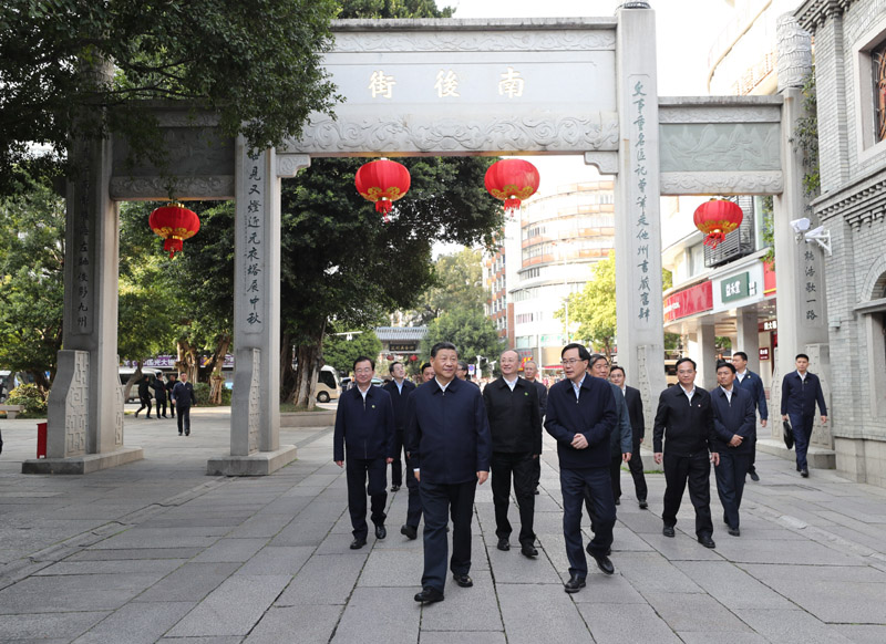3月22日至25日，中共中央总书记、国家主席、中央军委主席习近平在福建考察。这是24日下午，习近平在福州三坊七巷历史文化街区步行察看南后街。新华社记者 王晔 摄