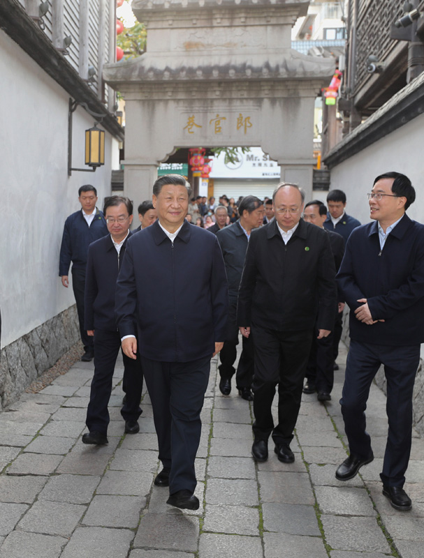 3月22日至25日，中共中央总书记、国家主席、中央军委主席习近平在福建考察。这是24日下午，习近平在福州三坊七巷历史文化街区步行察看郎官巷。新华社记者 王晔 摄