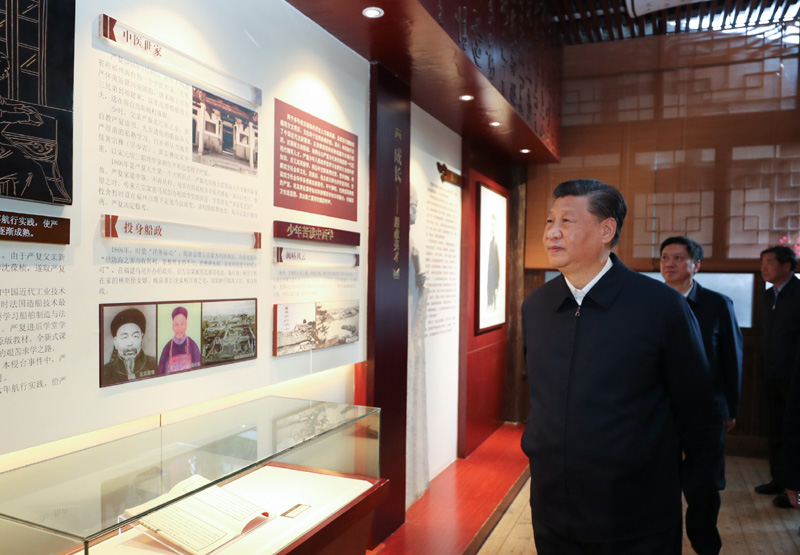 3月22日至25日，中共中央总书记、国家主席、中央军委主席习近平在福建考察。这是24日下午，习近平在福州三坊七巷历史文化街区参观严复故居。新华社记者 鞠鹏 摄