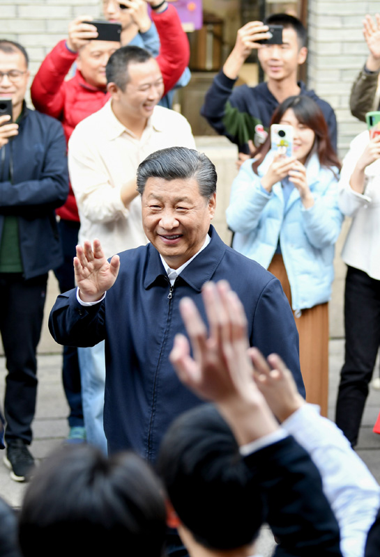 3月22日至25日，中共中央总书记、国家主席、中央军委主席习近平在福建考察。这是24日下午，习近平在福州三坊七巷历史文化街区考察时，向游客和市民招手致意。新华社记者 燕雁 摄