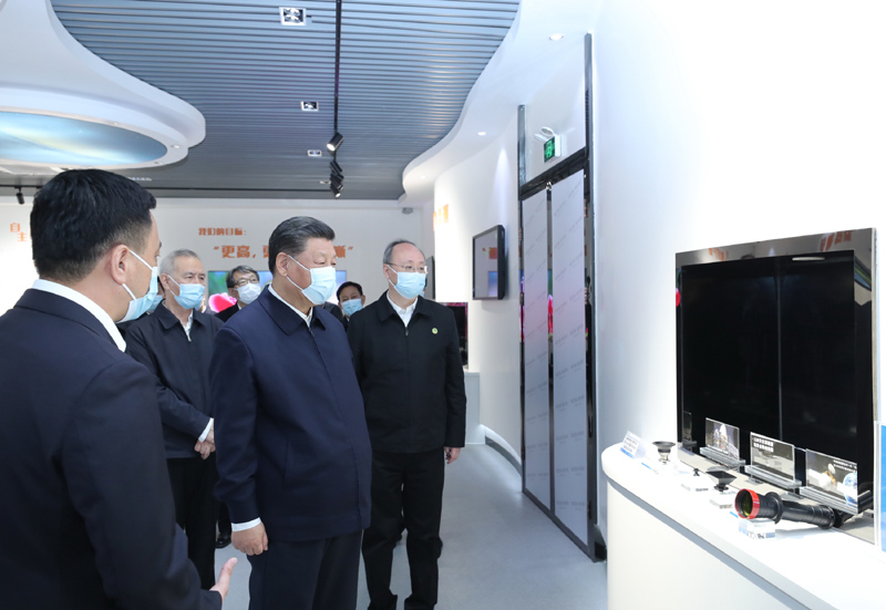 3月22日至25日，中共中央总书记、国家主席、中央军委主席习近平在福建考察。这是24日下午，习近平在福州福建福光股份有限公司考察。新华社记者 鞠鹏 摄