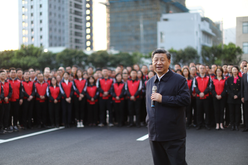 3月22日至25日，中共中央总书记、国家主席、中央军委主席习近平在福建考察。这是24日下午，习近平在福州福建福光股份有限公司考察时，同企业员工亲切交流。新华社记者 鞠鹏 摄