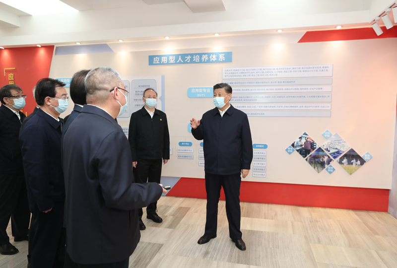 3月22日至25日，中共中央总书记、国家主席、中央军委主席习近平在福建考察。这是25日上午，习近平在福州闽江学院，参观校史和应用型办学成果展示。新华社记者 王晔 摄
