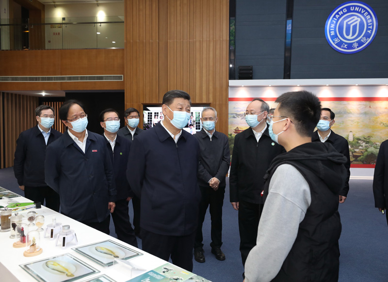 3月22日至25日，中共中央总书记、国家主席、中央军委主席习近平在福建考察。这是25日上午，习近平在福州闽江学院，参观校史和应用型办学成果展示。新华社记者 王晔 摄