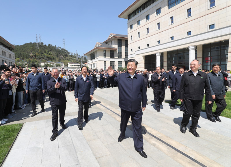 3月22日至25日，中共中央总书记、国家主席、中央军委主席习近平在福建考察。这是25日上午，习近平在福州闽江学院考察时，向师生们挥手致意。新华社记者 王晔 摄