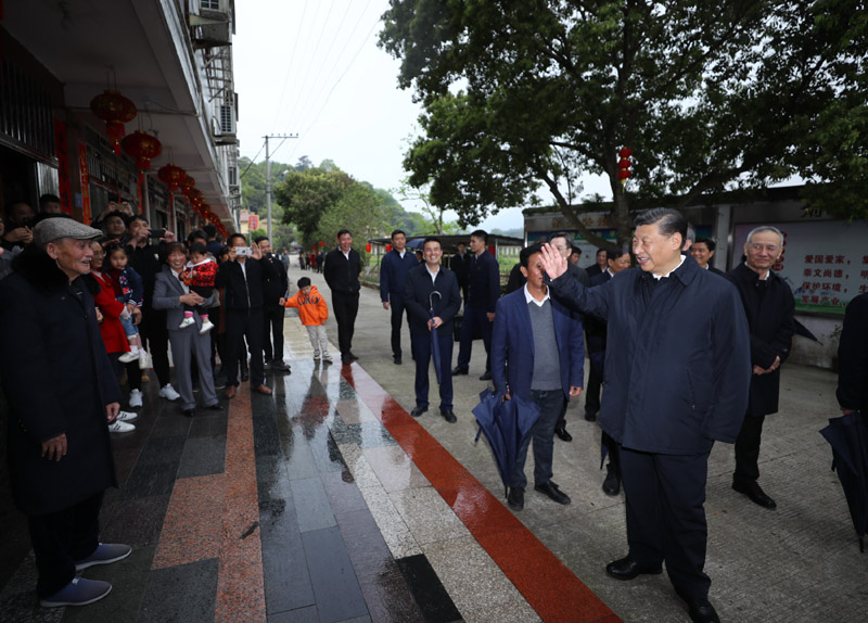 3月22日至25日，中共中央总书记、国家主席、中央军委主席习近平在福建考察。这是23日下午，习近平在三明沙县夏茂镇俞邦村考察时，同村民亲切交流。新华社记者 鞠鹏 摄