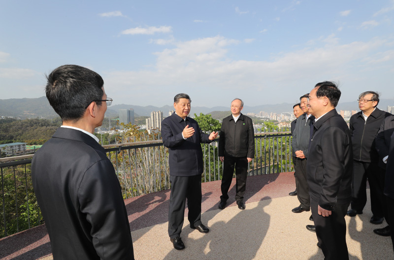 3月22日至25日，中共中央总书记、国家主席、中央军委主席习近平在福建考察。这是24日下午，习近平在福州福山郊野公园观景平台，听取城市生态公园规划建设、城市水系综合治理情况汇报。新华社记者 王晔 摄
