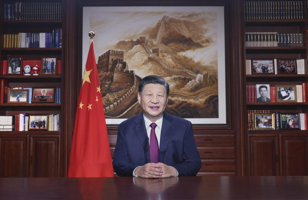 新年前夕，国家主席习近平通过中央广播电视总台和互联网，发表二〇二二年新年贺词。 新华社记者 鞠鹏 摄