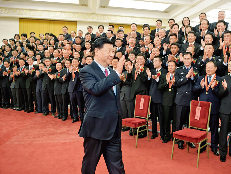 　　2019年6月25日，党和国家领导人习近平、李克强、王沪宁等在北京人民大会堂会见第九届全国“人民满意的公务员”和“人民满意的公务员集体”受表彰代表。 新华社记者 李学仁/摄